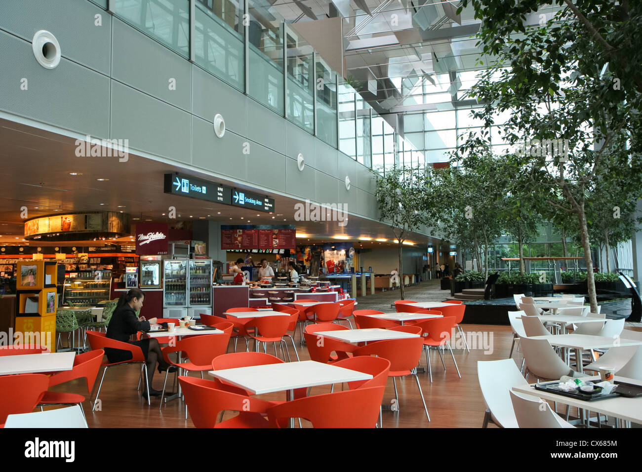 Singapur - März 2010-eine der vielen Essbereich im internationalen Flughafen Changi, Singapur. Stockfoto