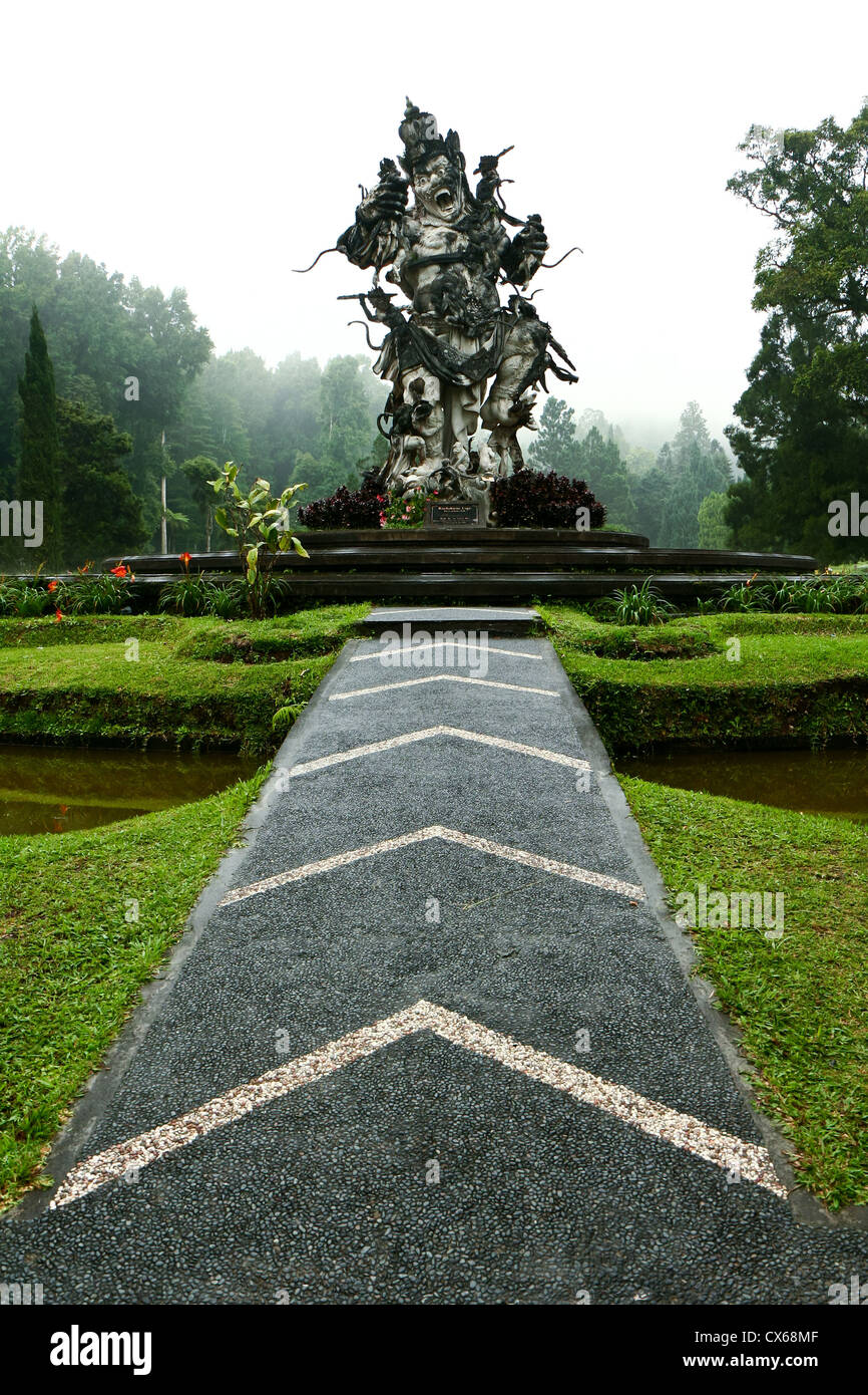 Kumbakarna Laga-Statue in Eka Karya Botanischer Garten, Bedugul, Bali, Indonesien. Stockfoto