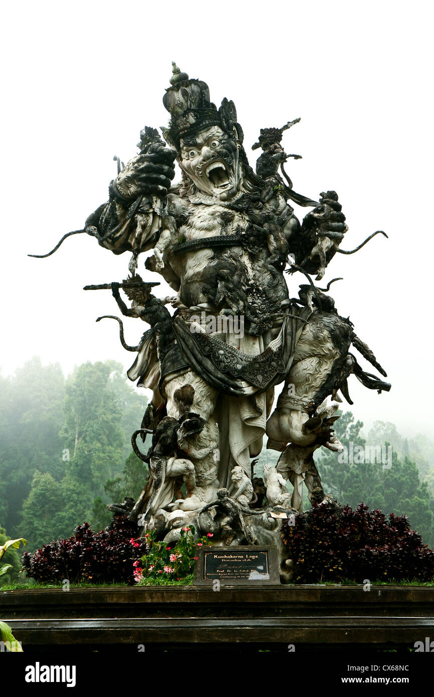Kumbakarna Laga-Statue in Eka Karya Botanischer Garten, Bedugul, Bali, Indonesien. Stockfoto
