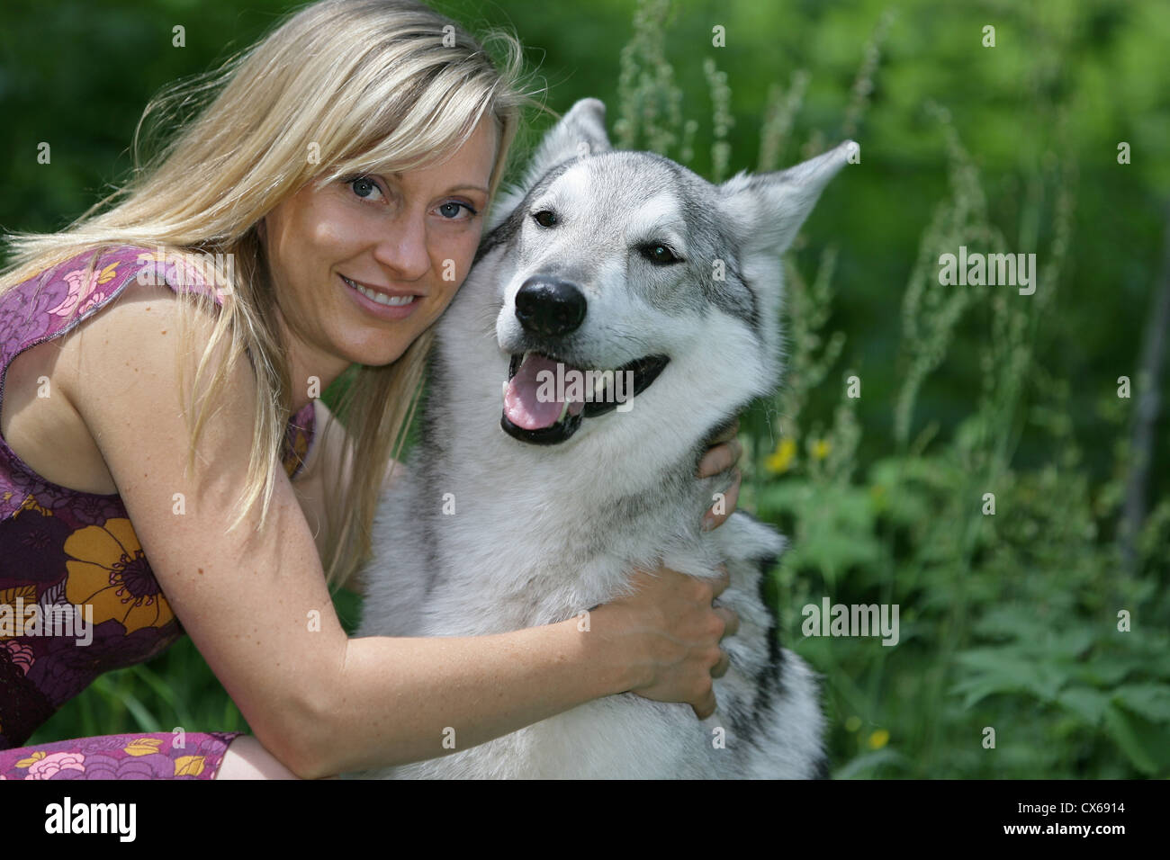 Frau und Mischling Stockfoto