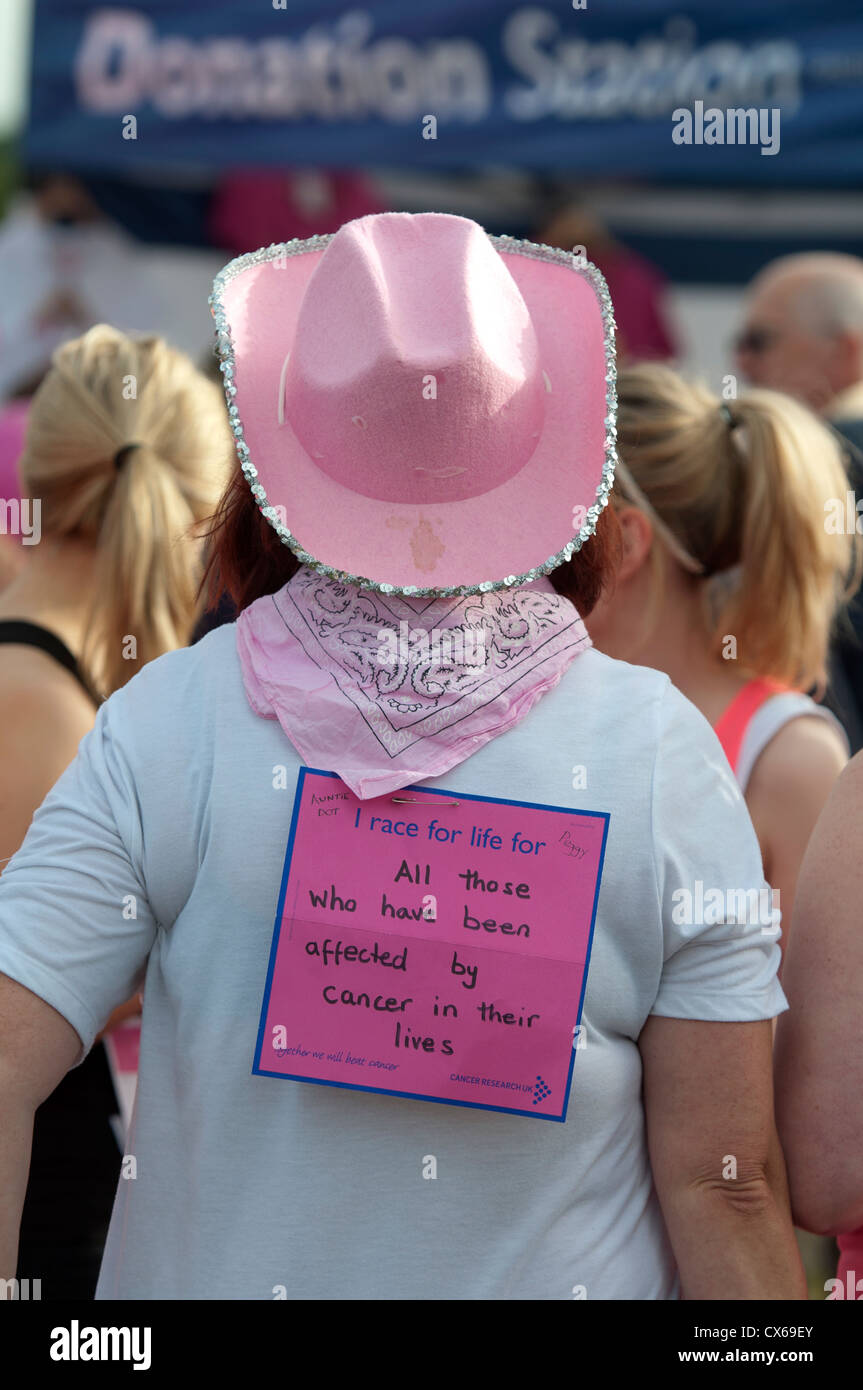 Frau vor dem Start des Rennens für das Leben in Stratford Racecourse. Stockfoto