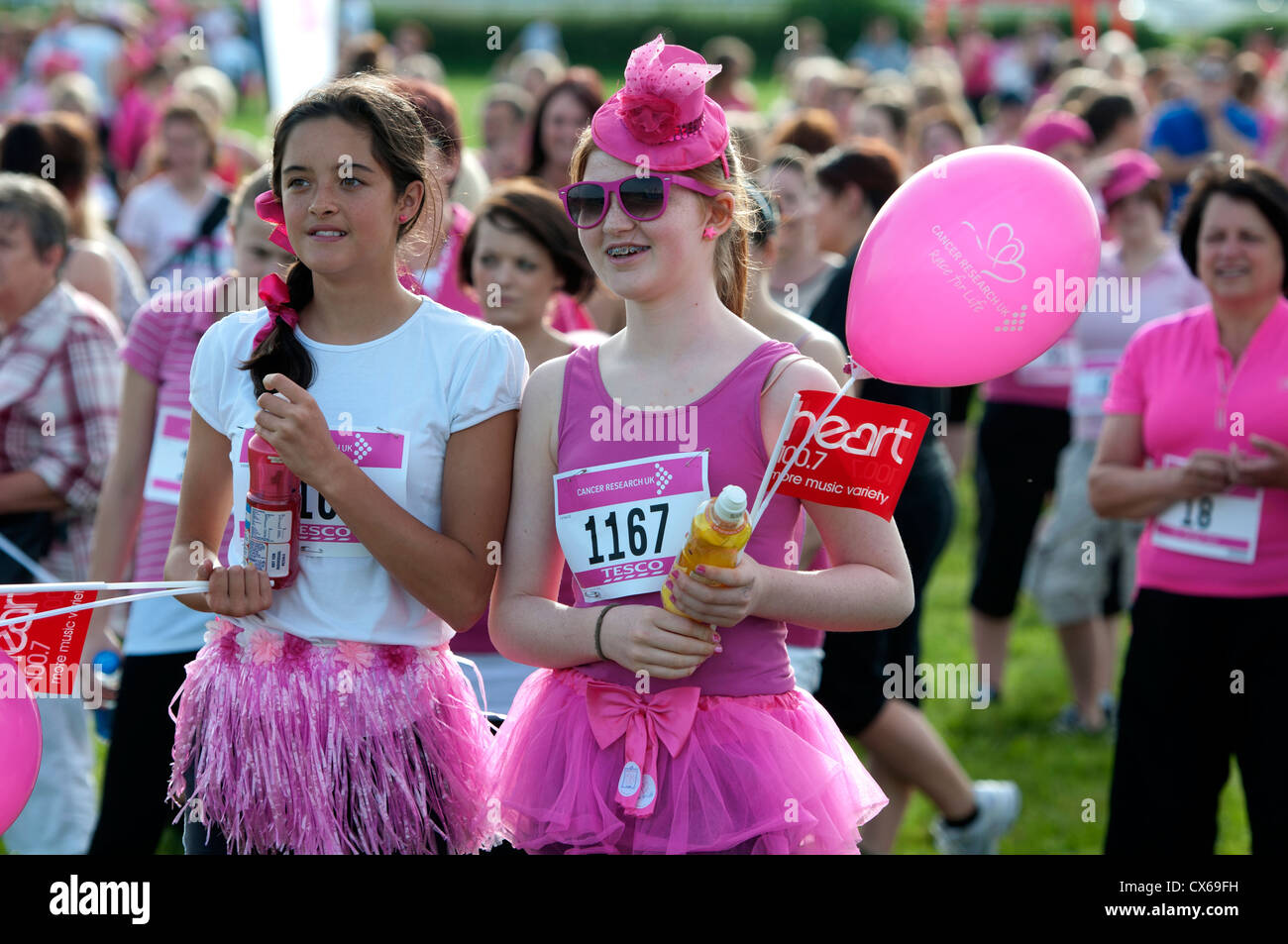 Junge Frauen im Rennen um Leben in Stratford Racecourse. Stockfoto