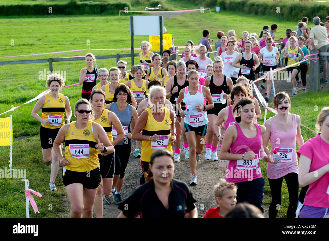 Frauen im Rennen um Leben in Stratford Racecourse. Stockfoto