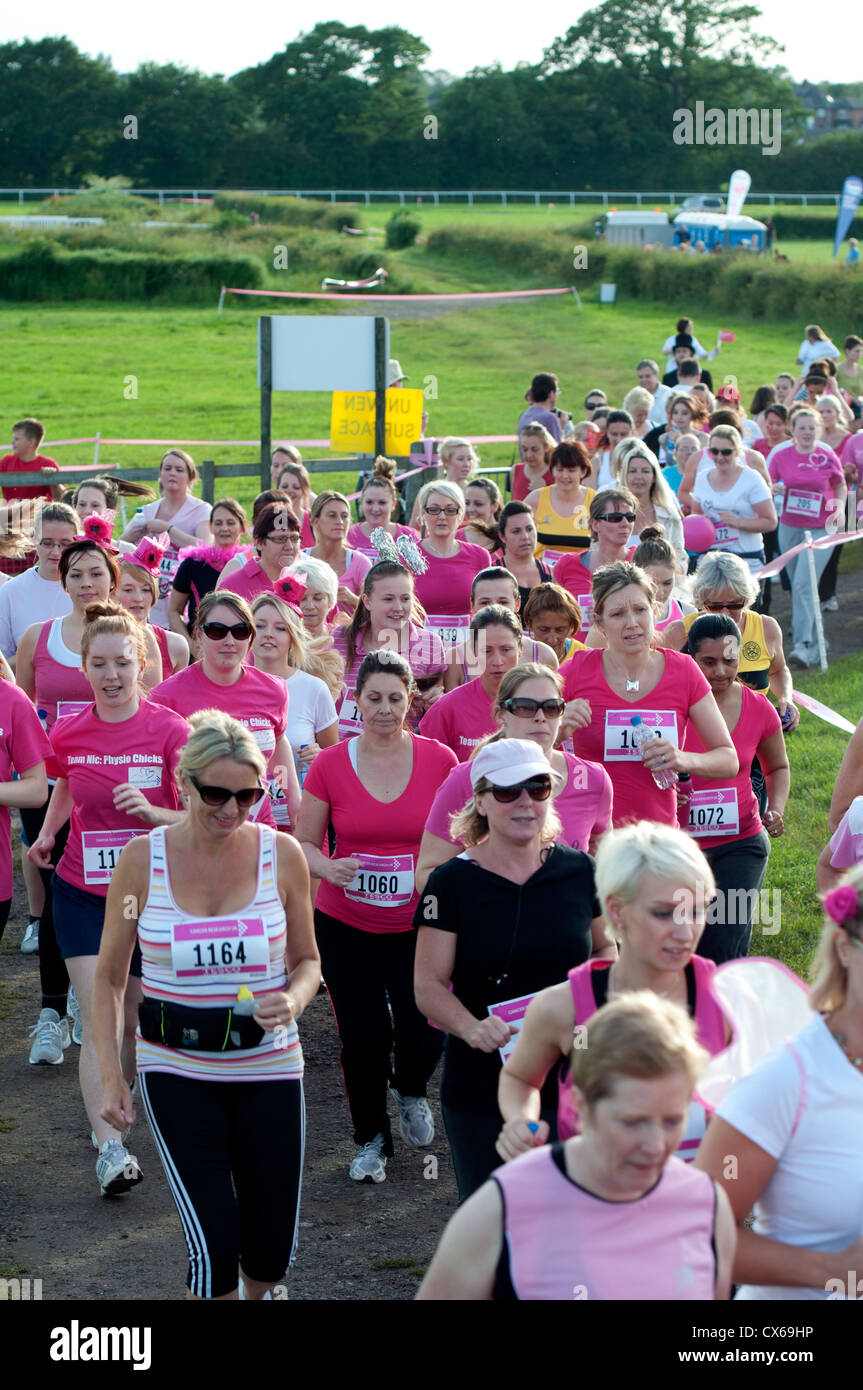 Frauen im Rennen um Leben in Stratford Racecourse. Stockfoto