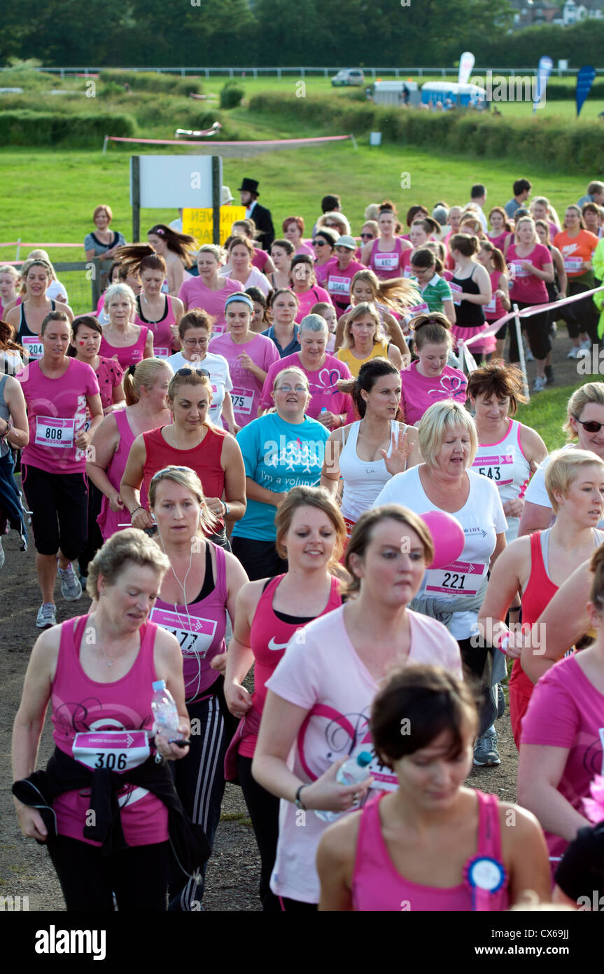 Frauen im Rennen um Leben in Stratford Racecourse. Stockfoto