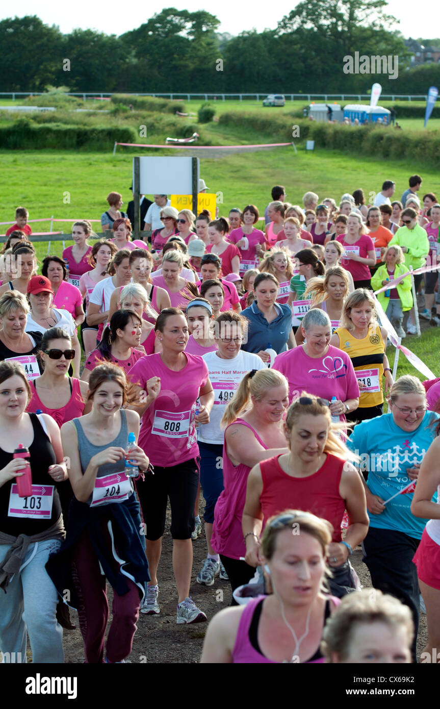 Frauen im Rennen um Leben in Stratford Racecourse. Stockfoto