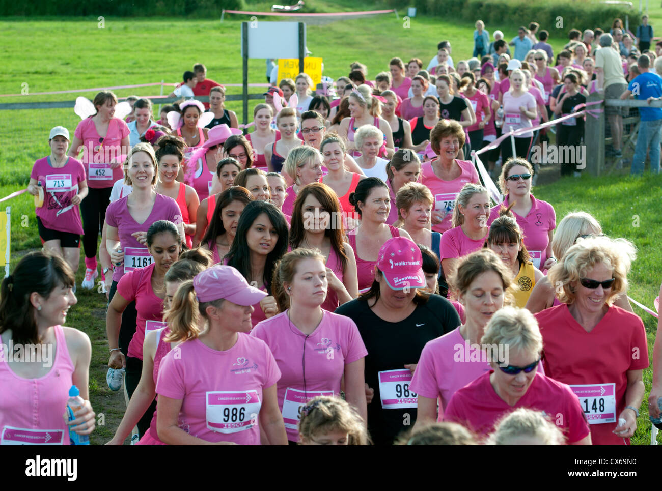 Frauen im Rennen um Leben in Stratford Racecourse. Stockfoto