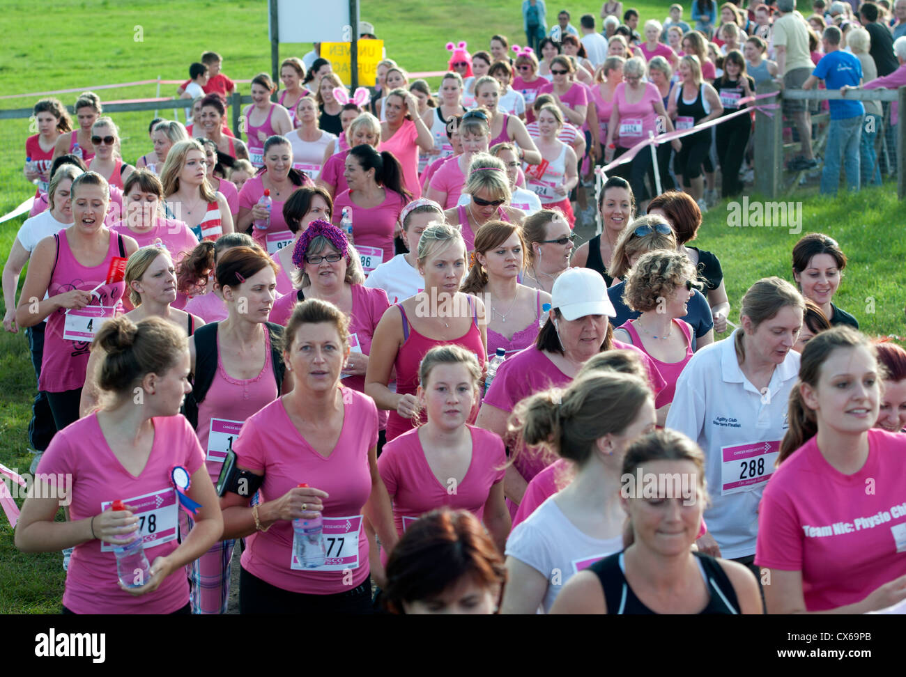 Frauen im Rennen um Leben in Stratford Racecourse. Stockfoto