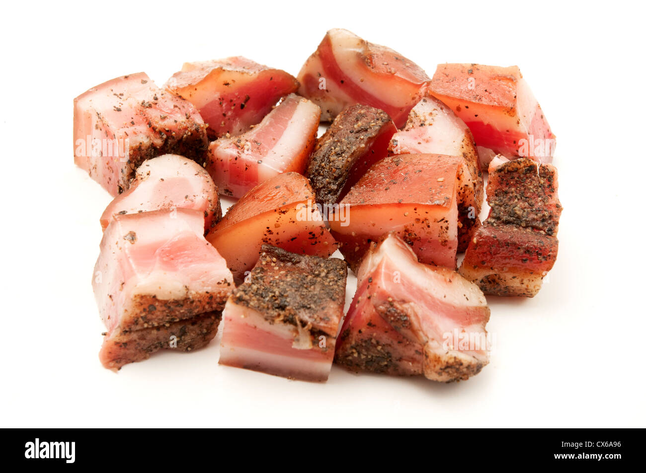 Italienische Guanciale Würfel auf weißem Hintergrund Stockfoto