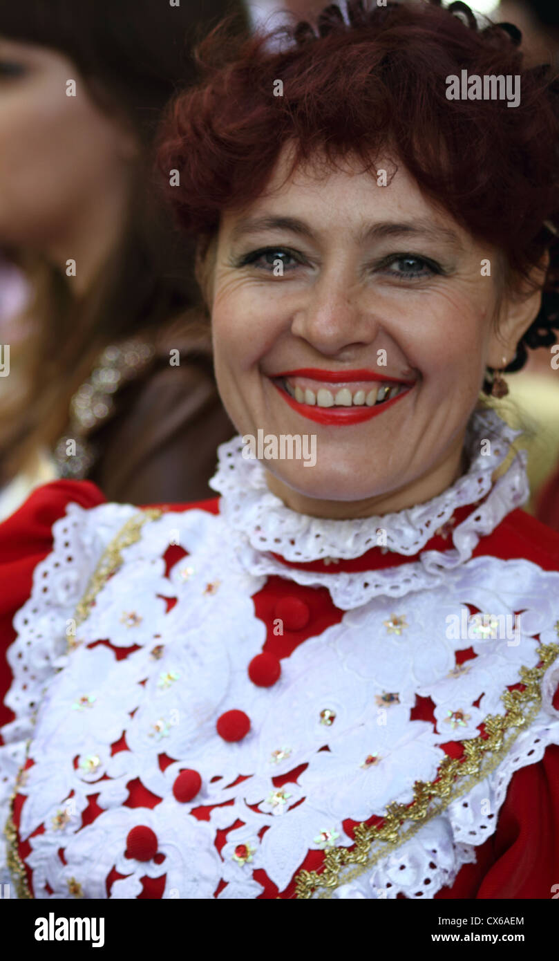 Sänger in der russischen Nationaltracht Stockfoto