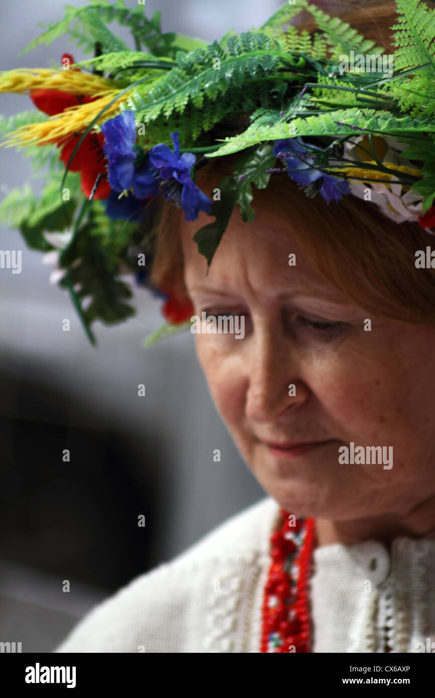 Eine ältere Frau im ukrainischen Kostüm Stockfoto