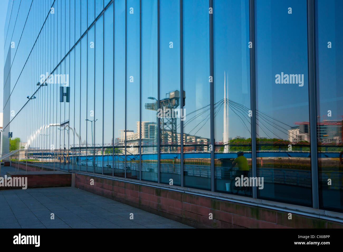 Reflexionen von BBC Gebäude, River Clyde, Kran; Gürteltier; Glasgow, Schottland Stockfoto