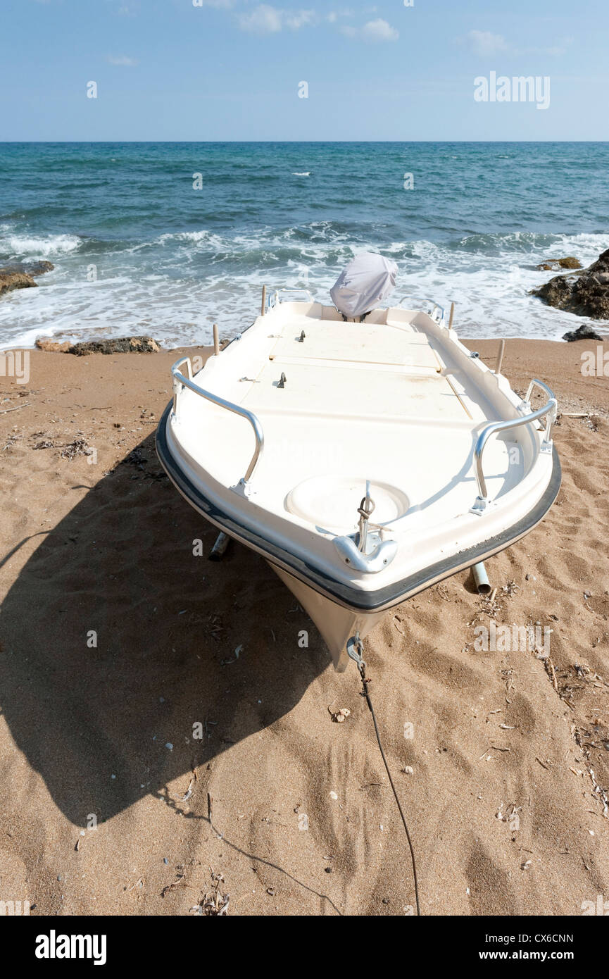 Kleine Freude Fiberglasboot auf einem sandigen Strand, Kreta Griechenland Stockfoto