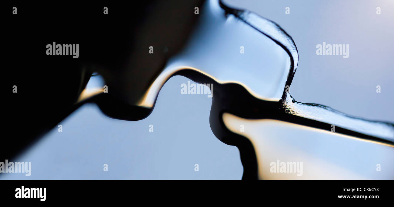 Verschüttete schwarz lackiert, so dass eine abstrakte Form, close-up Stockfoto