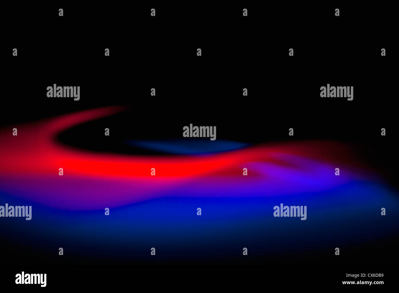Abstrakte Muster von blauen und roten Lichtes auf schwarzem Hintergrund Stockfoto
