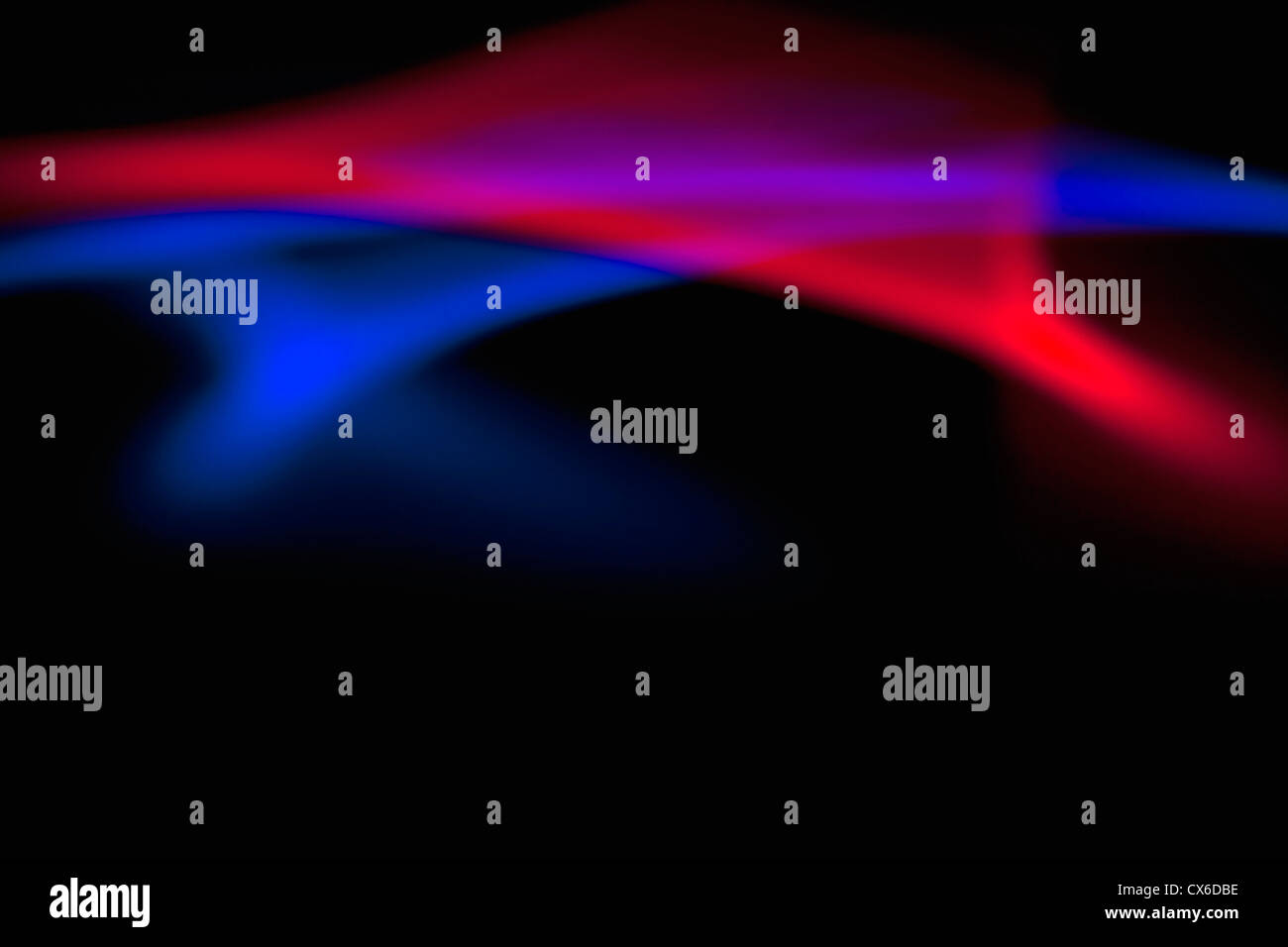 Abstrakte Muster von blauen und roten Lichtes auf schwarzem Hintergrund Stockfoto