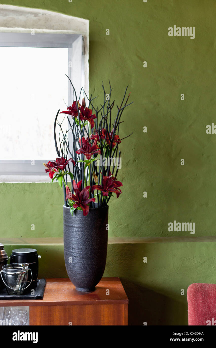 Eine Vase mit Blumen auf der Anrichte Stockfoto