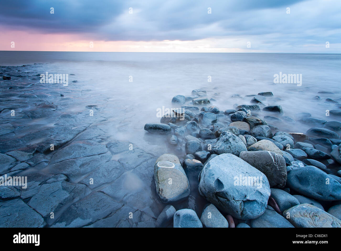 Sonnenuntergang Langzeitbelichtung am Kilve Strand, Somerset, Großbritannien Stockfoto