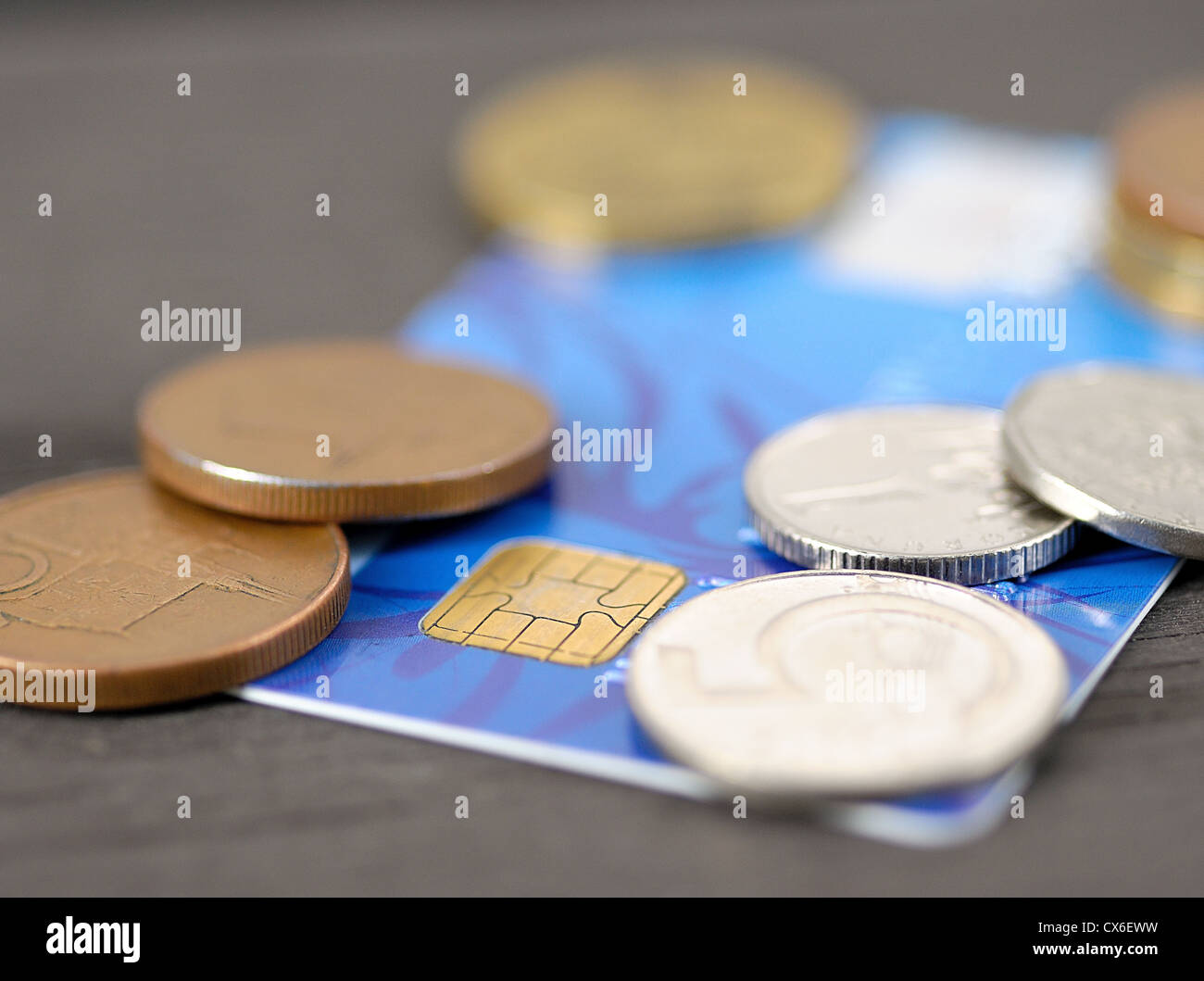 Makroaufnahme der alte blaue Kreditkarte mit tschechischen Münzen (Krone). Stockfoto