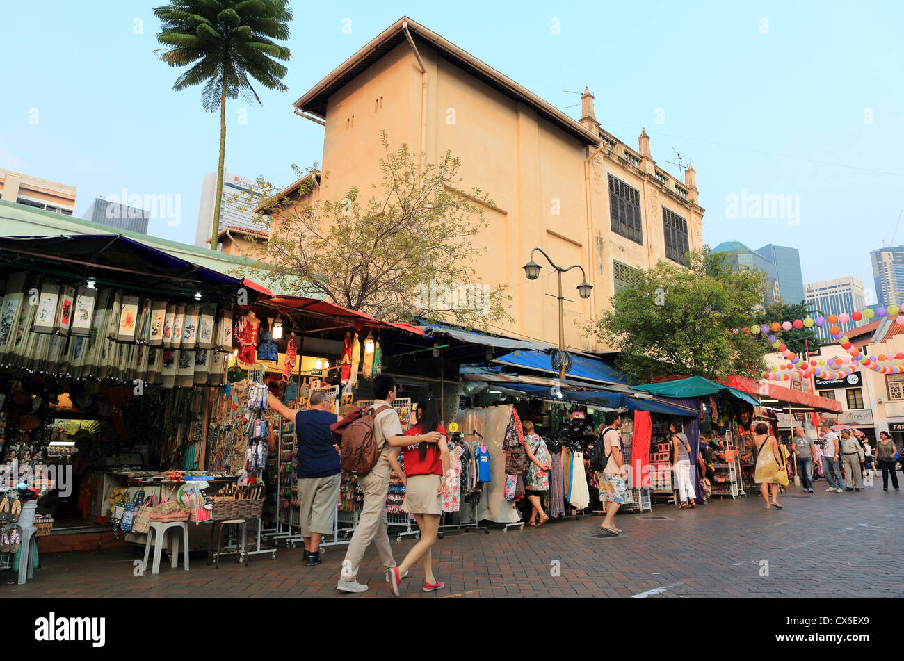 Käufer suchen Pagoda Street Markt in Chinatown, Singapur Stockfoto