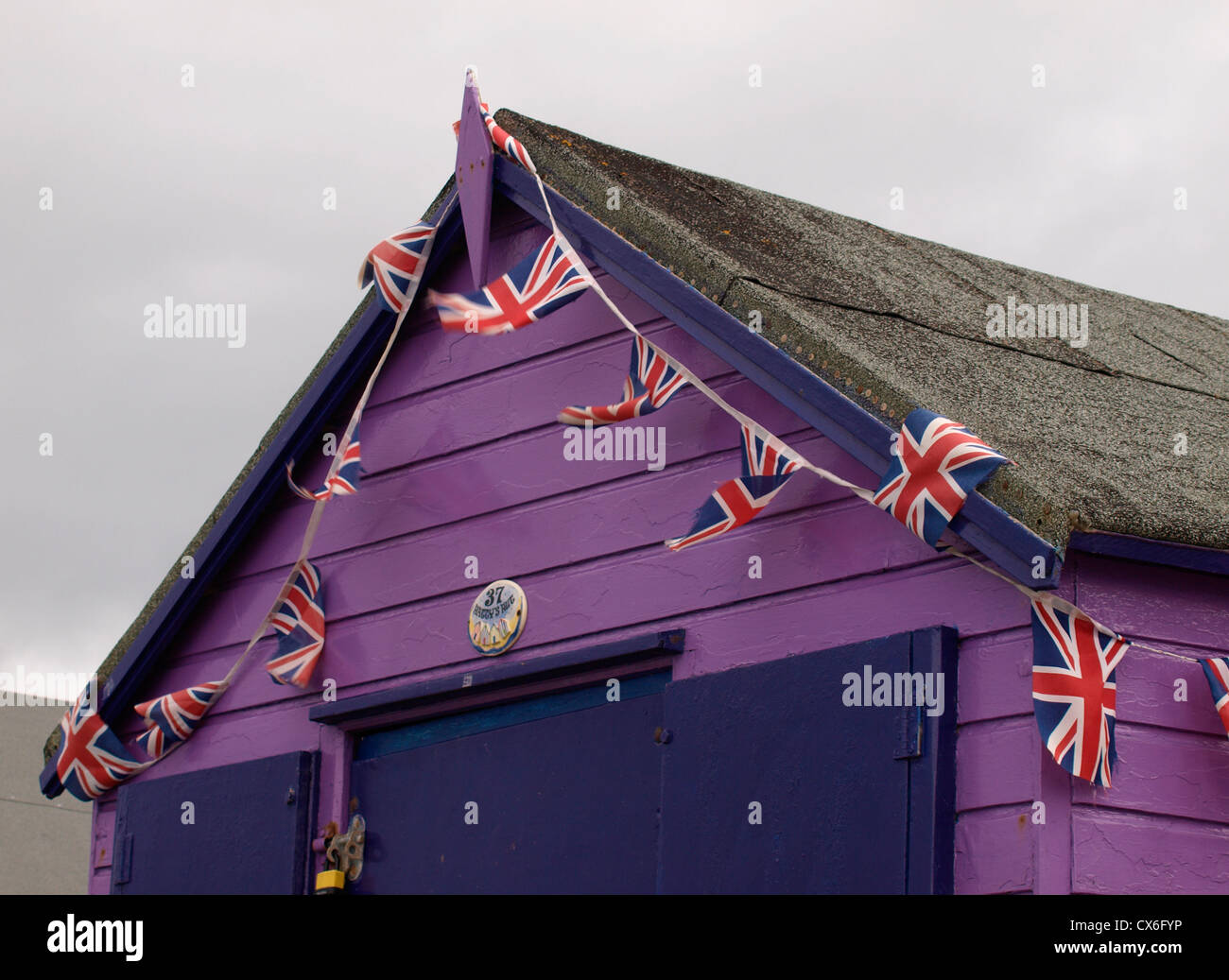 Union Jack-Flaggen auf eine Strandhütte, UK Stockfoto