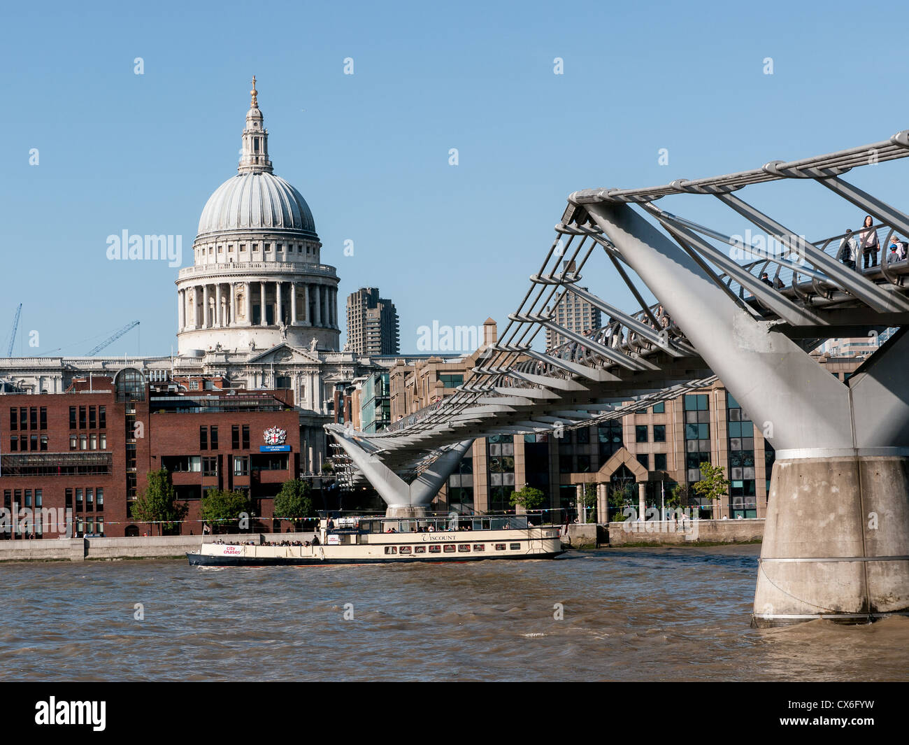 Die Millennium Bridge über die Themse mit St. Pauls Kathedrale im Hintergrund, London, UK Stockfoto