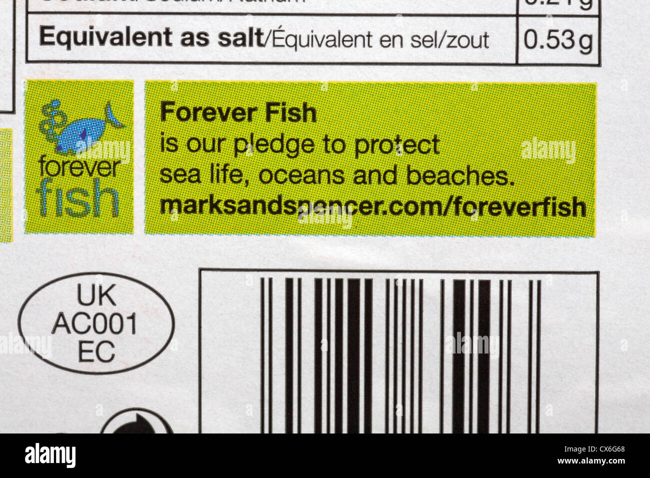 für immer ist Fisch unser Versprechen zum Schutz der Unterwasserwelt, Meere und Strände - Informationen auf Lebensmittelverpackungen von Marks &amp; Spencer Stockfoto