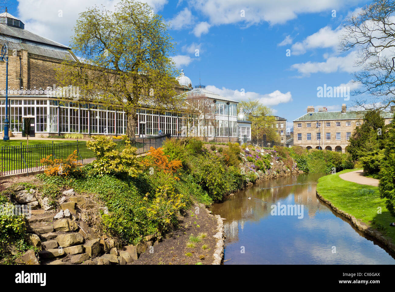 Der Wintergarten und der Fluss Wye im Pavillion Garten Buxton Spa Derbyshire peak District England UK GB EU Europa Stockfoto