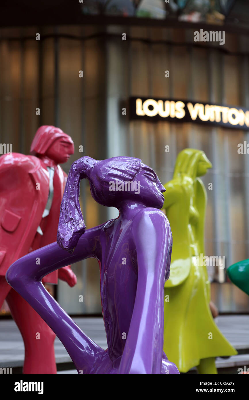 Skulptur namens Urban People des Schweizer Bildhauers Kurt Laurenz Metzler, ION Orchard, Singapore Stockfoto