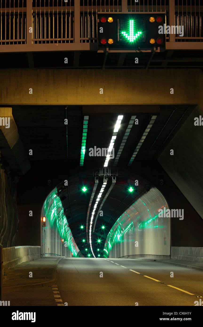 Der Eingang zu einem der Pen-y-Clip Road Tunnel an der A55(T) Straße zwischen Penmaenmawr und Llanfairfechan, Nordwales. Stockfoto