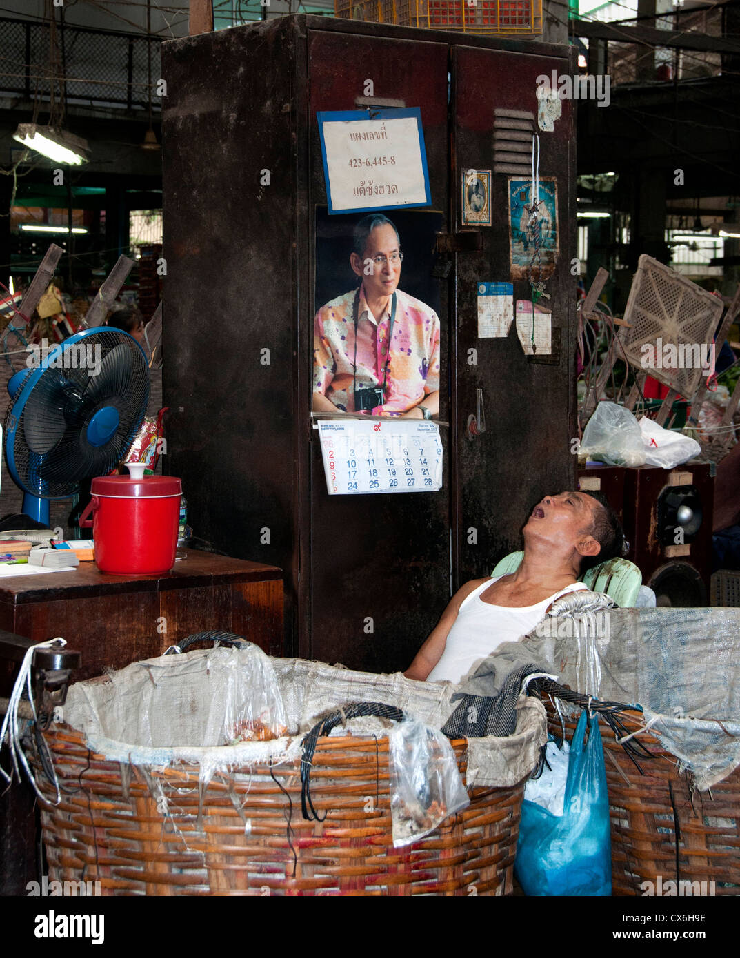 Bangkok Thailand Pak Khlong Talat Thai Flower Market Alter Mann schlafen Stockfoto