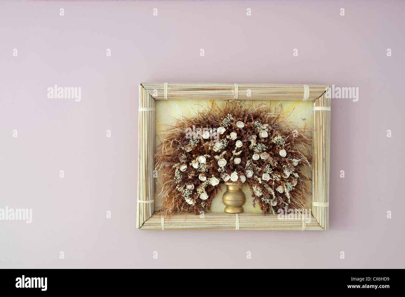 Gerahmte trockene Blume - Wandbehang Stockfoto