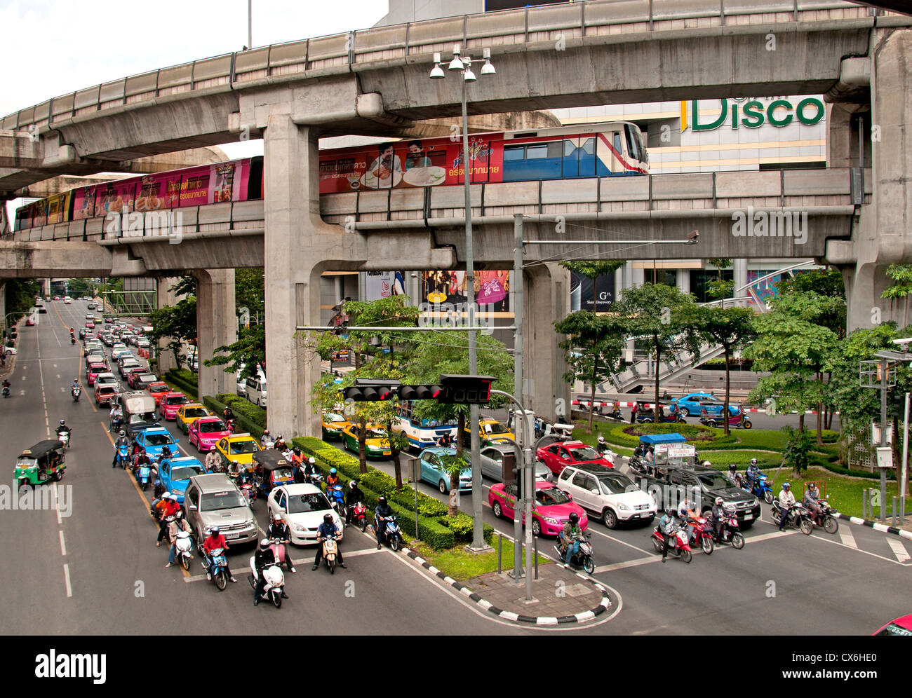 Skytrain kreuzt Pathumwan Siam Square District Center Bangkok Thailand Thai Stockfoto