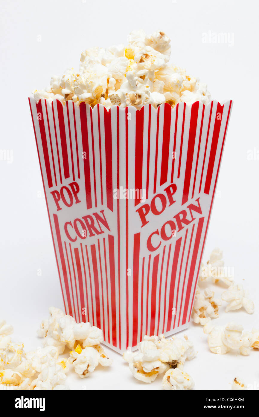 Studioaufnahme von einem rot gestreiften Karton Popcorn mit Popcorn aufgedruckt Stockfoto