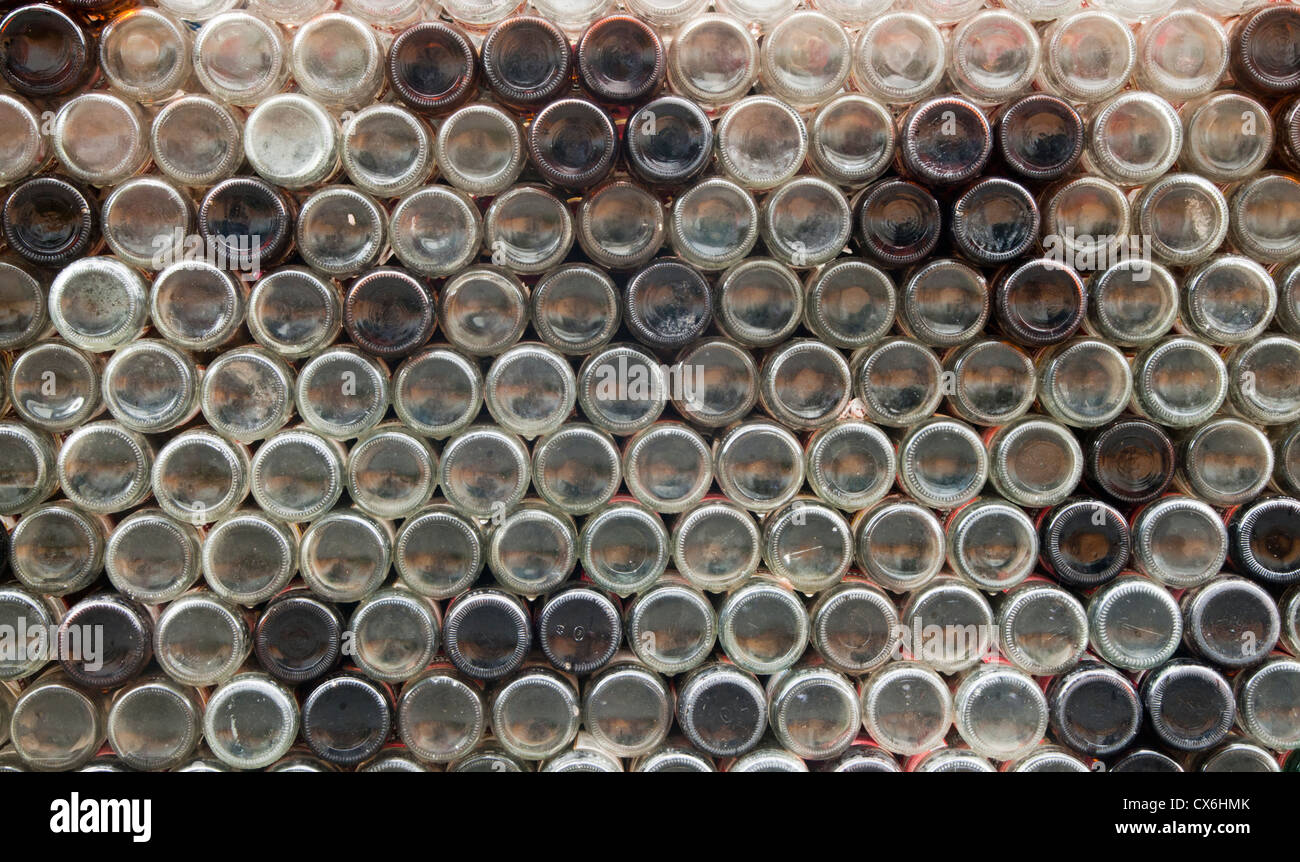 Gestapelte Bierflaschen für Recycling Stockfoto