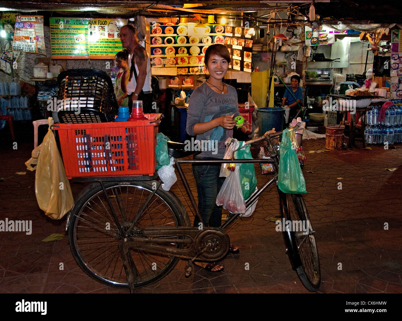 Khao San Road Bezirk Bike Fahrrad Bangkok Thailand Thai shop Nacht Straßenmarkt Anbieter Fast-Food bar-Pub-restaurant Stockfoto