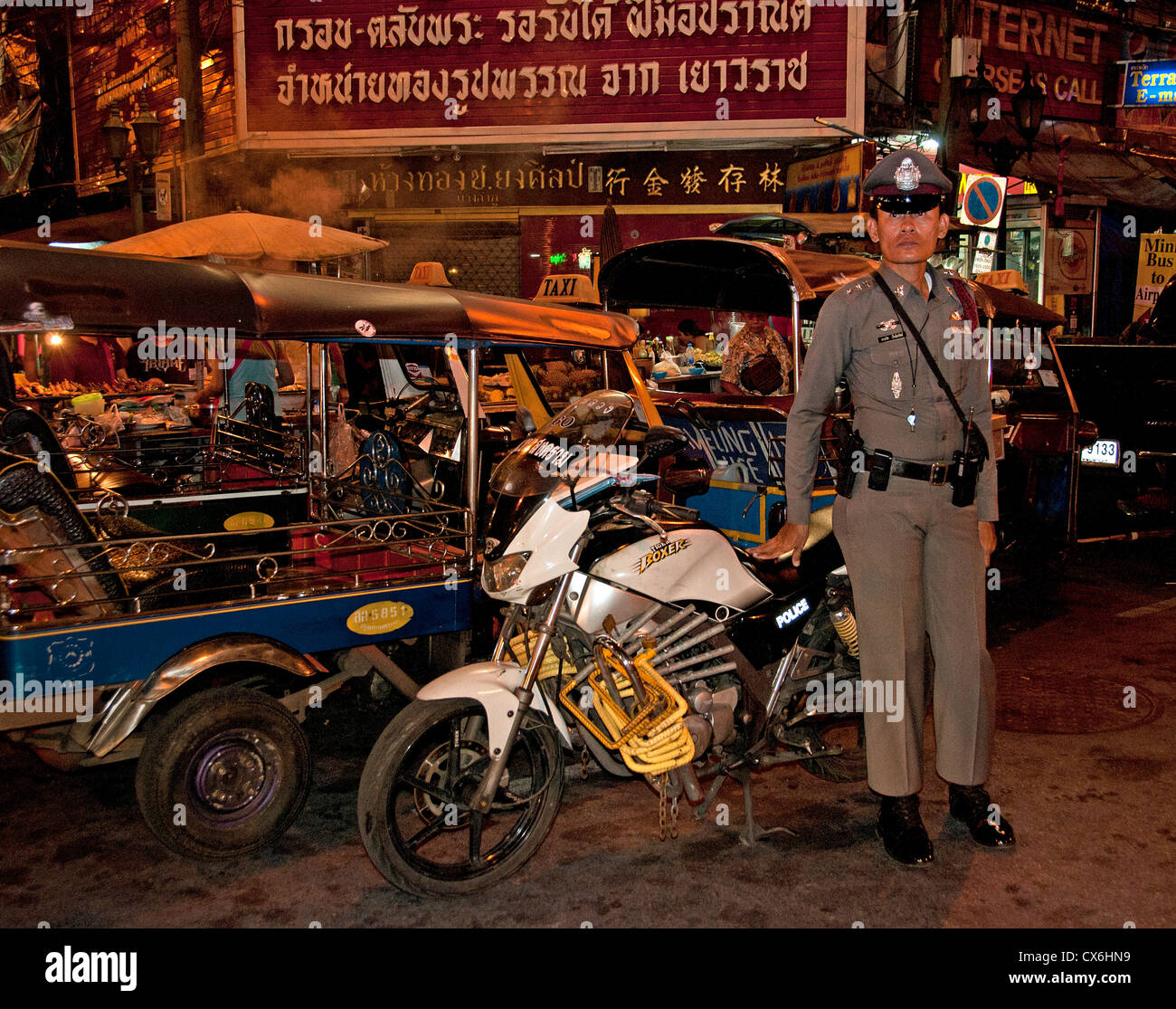 Khao San Road Bangkok Thailand thailändische Polizei-Agent Kontrolle Motorrad Stockfoto