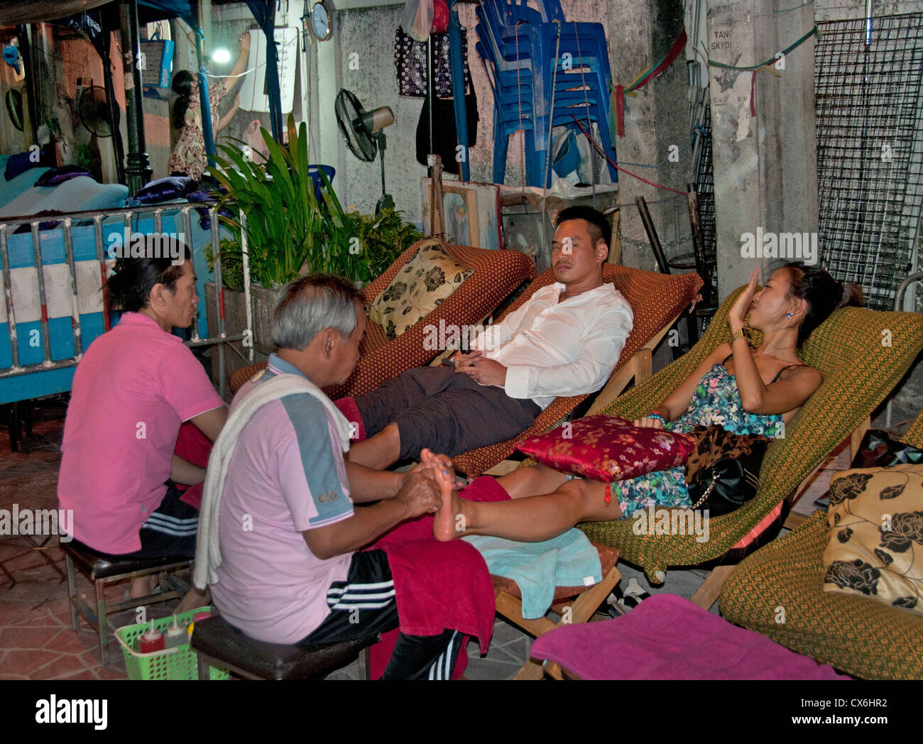 Ausländische Touristen erhalten in der Öffentlichkeit auf der Khao San Road Relax Massage Beauty Salon Bangkok Thailand massage Stockfoto