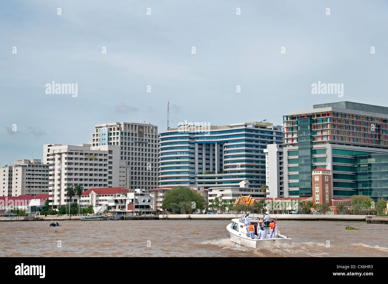 Verkehr auf dem Chao Phraya River und Bangkok Skyline Thailand Stockfoto