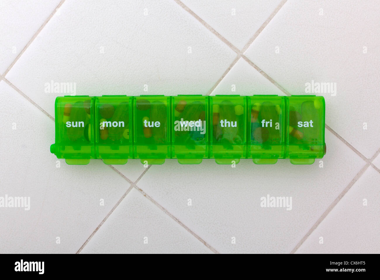 Eine grüne Pille Organizer mit Abgekürzter Wochentag Stockfoto
