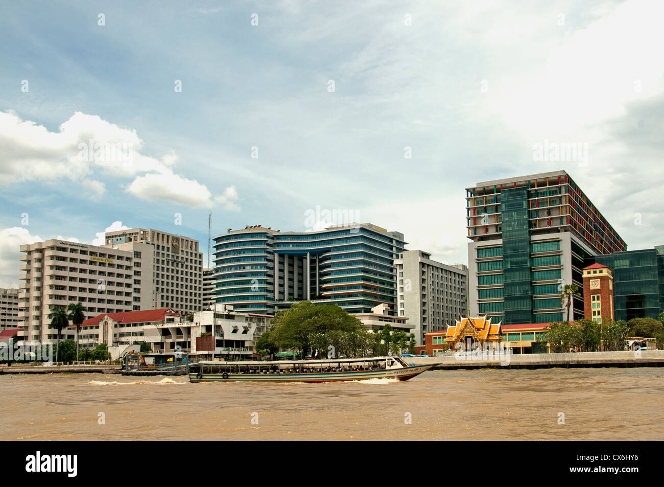 Verkehr auf dem Chao Phraya River und Bangkok Skyline Thailand Stockfoto