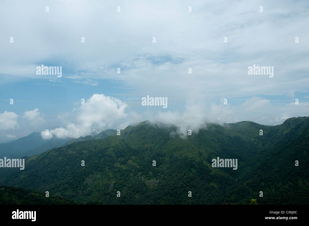 Wolken über Hügel in Western Ghats, Süd-Indien Stockfoto