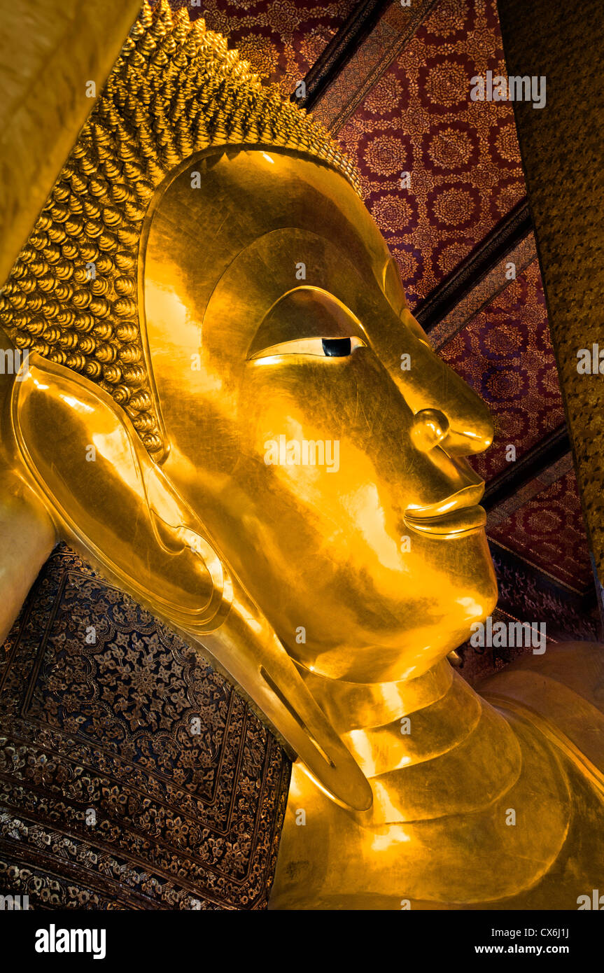 Große goldene Reclining Buddhastatue (Phra Buddhasaiyas) im Wat Pho 46 m lange Bankok Stockfoto