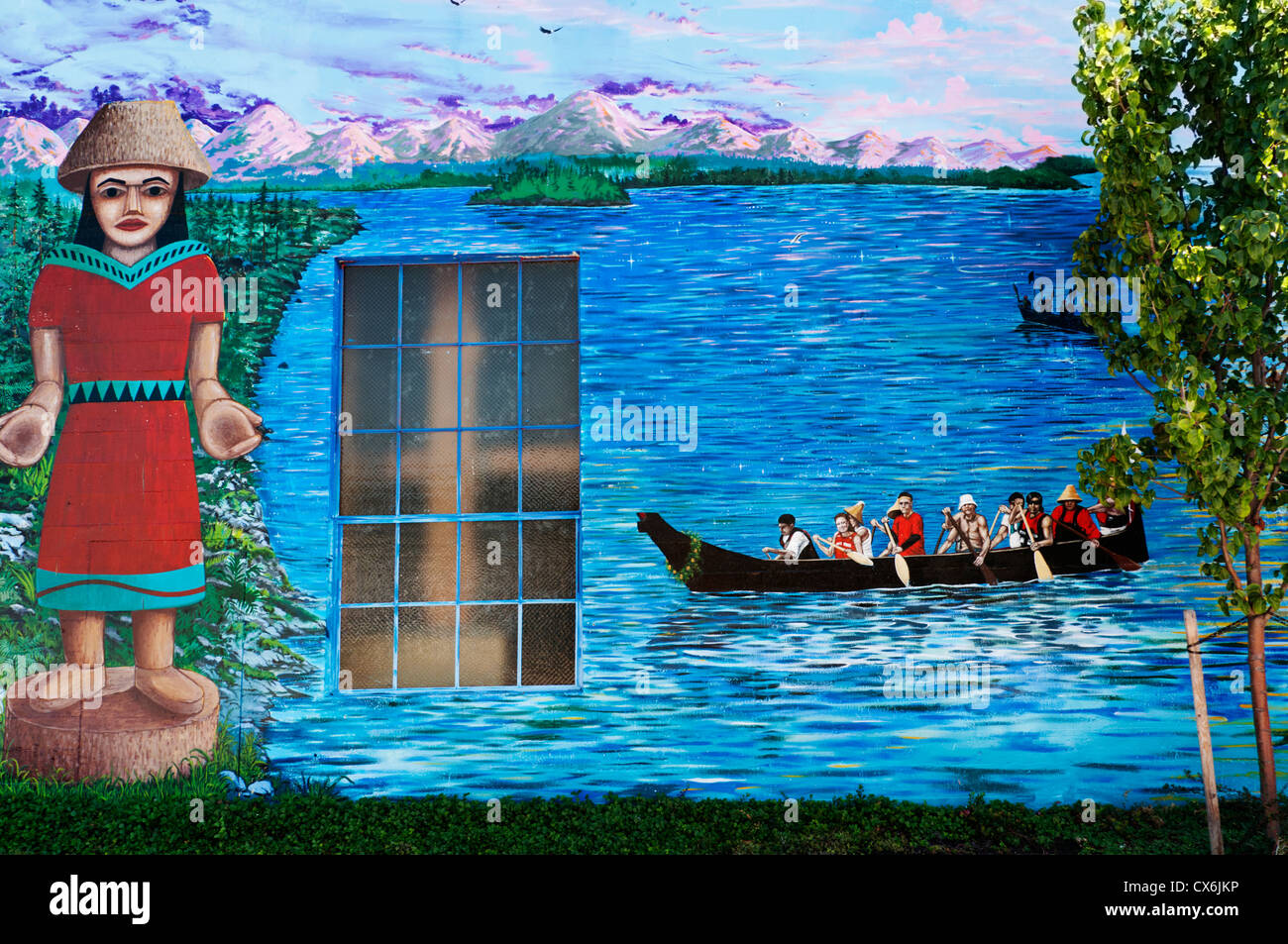 Teil des Stammes Wandbildes gemalt an der Wand in der Nähe von Percival landen, das 2012 Paddel Squaxin Kanu Reise zu Ehren. Stockfoto