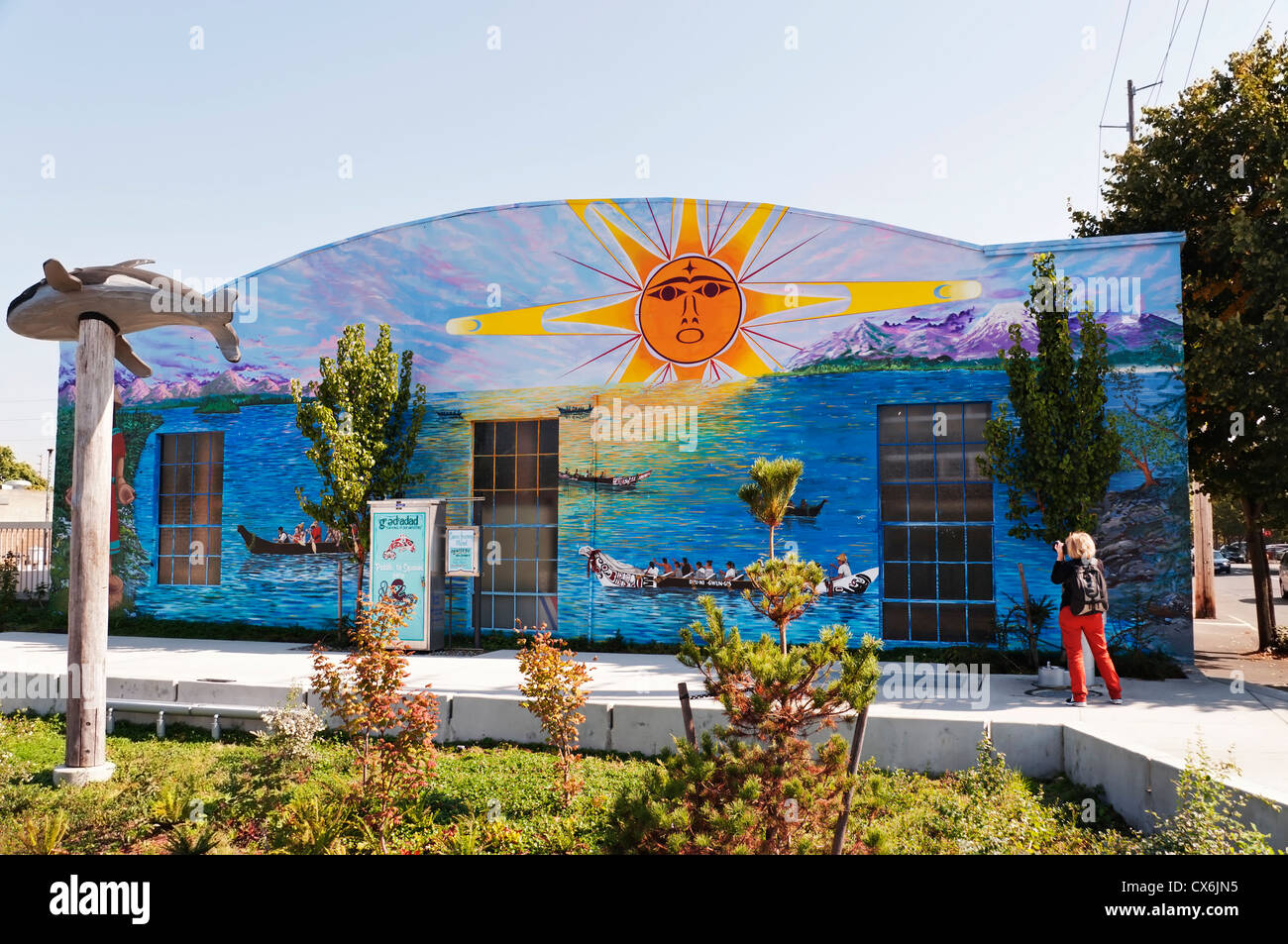 An einer Wand in der Nähe von Olympia Percival landen, das 2012 Paddel Squaxin Kanu Reise zu Ehren ist eine Wandbild gemalt. Stockfoto