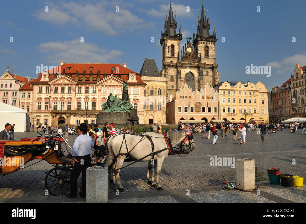 Touristischen Pferd und Wagen in der Altstädter Ring, Prag mit der Frauenkirche vor Tyn im Hintergrund Stockfoto