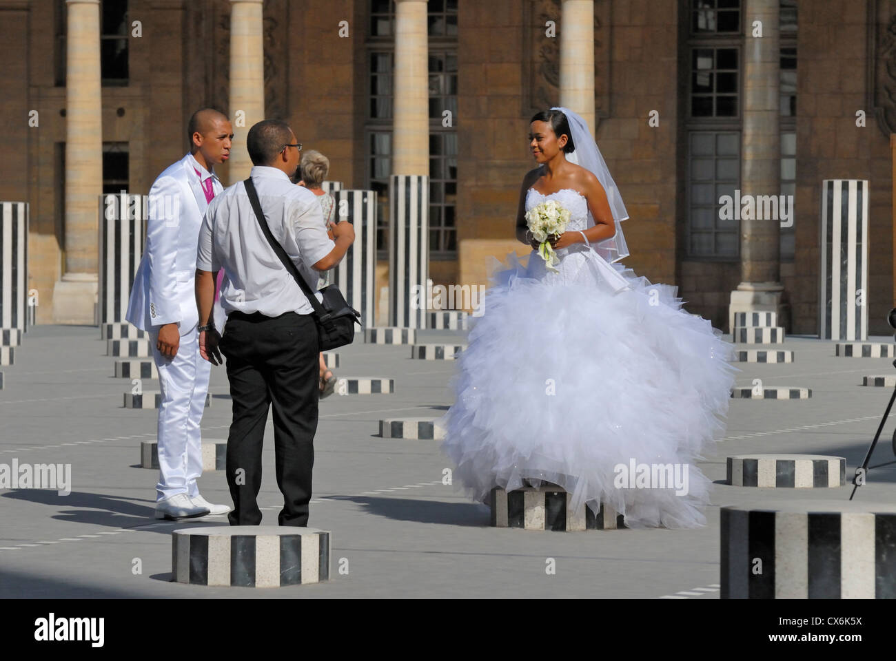 Paris, Frankreich. Palais Royal. Hochzeitsfotos Stockfoto