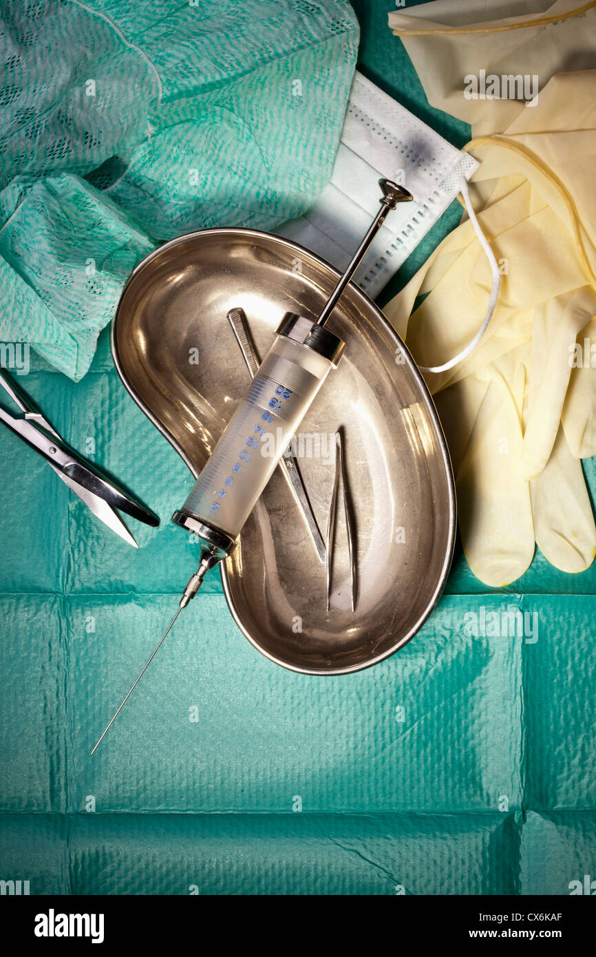 Verschiedene chirurgische Instrumente auf eine chirurgische drapieren Stockfoto