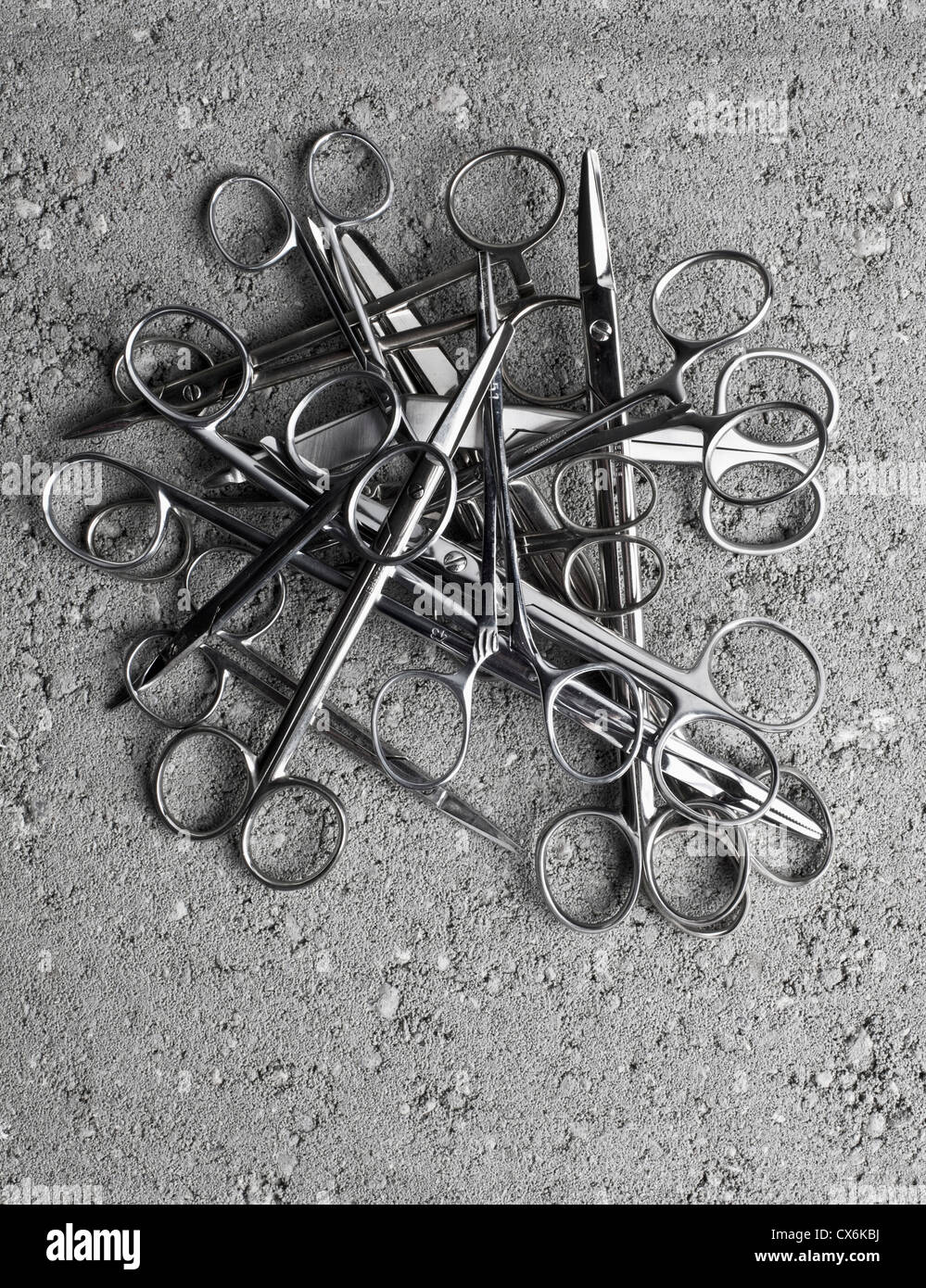 Ein Haufen von Chirurgische Scheren auf Zement Stockfoto