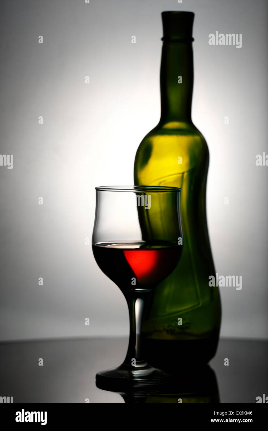 Abstrakte Wein Stillleben über graue Hintergründe Stockfoto